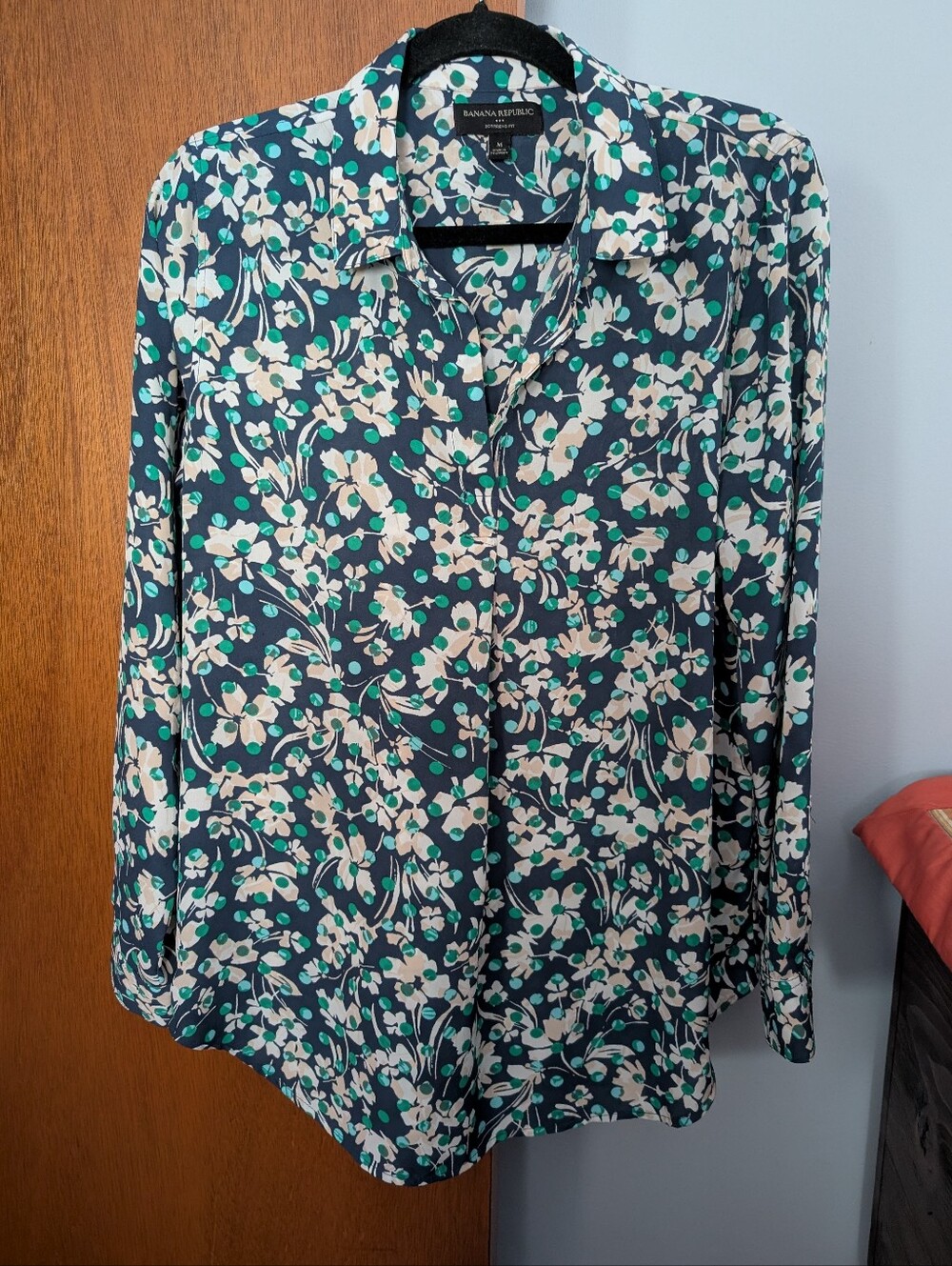 Banana Republic Navy and Cream Floral Henley Women's Shirt Size M Boyfriend Fit